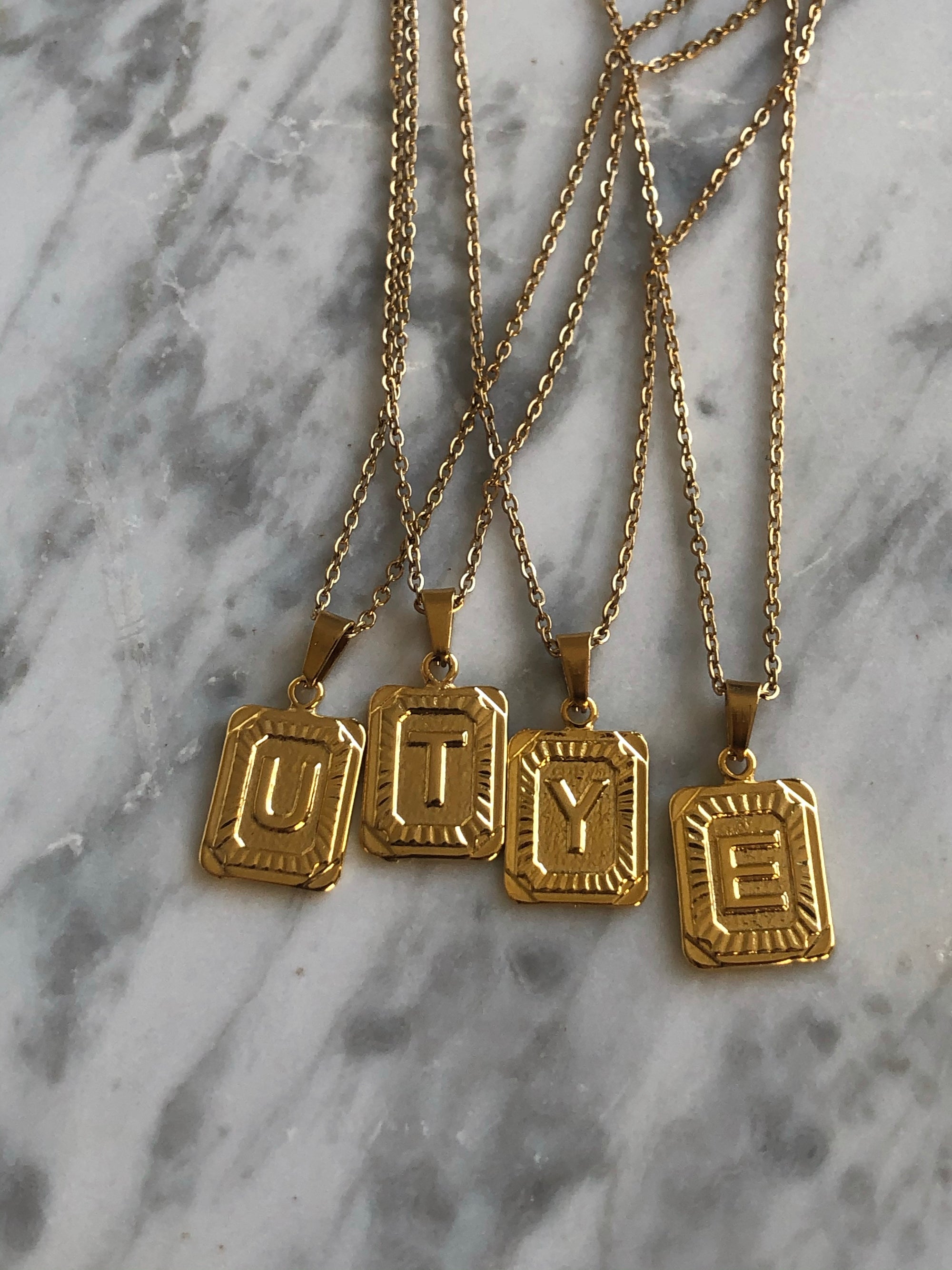 Collar Inicial Cuadrada